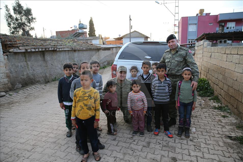 Mehmetçik'ten çocuklara çikolata