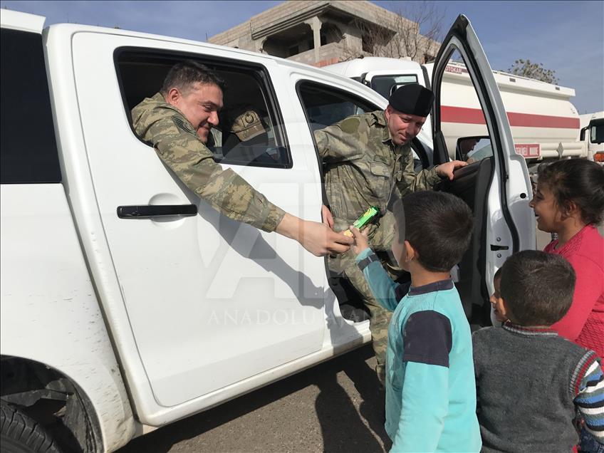 Mehmetçik'ten çocuklara çikolata
