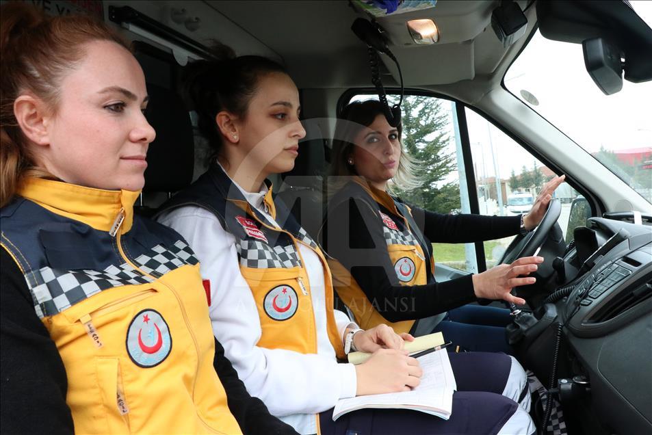 Kadın sağlık çalışanlarının zamanla yarışı
