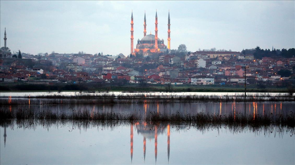 Er meydanı sular altında