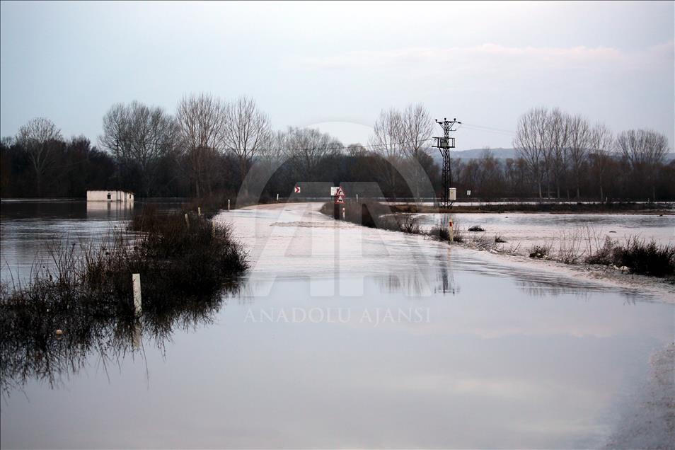 Er meydanı sular altında