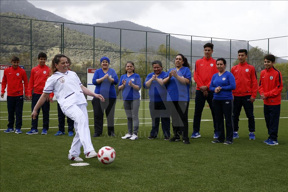 Genç futbolcular, kadın çalışanlarla sahaya çıktı