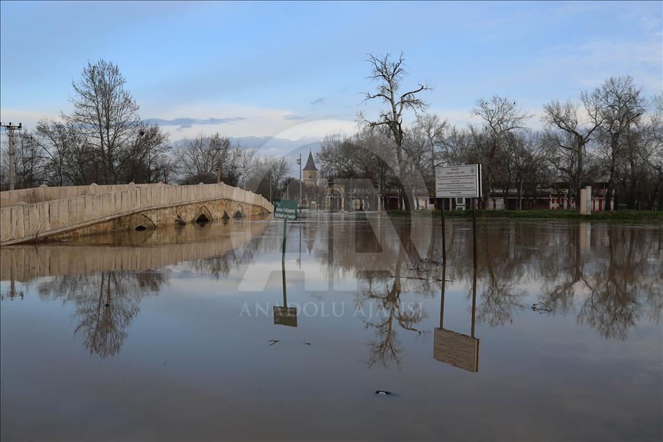 Er meydanı sular altında