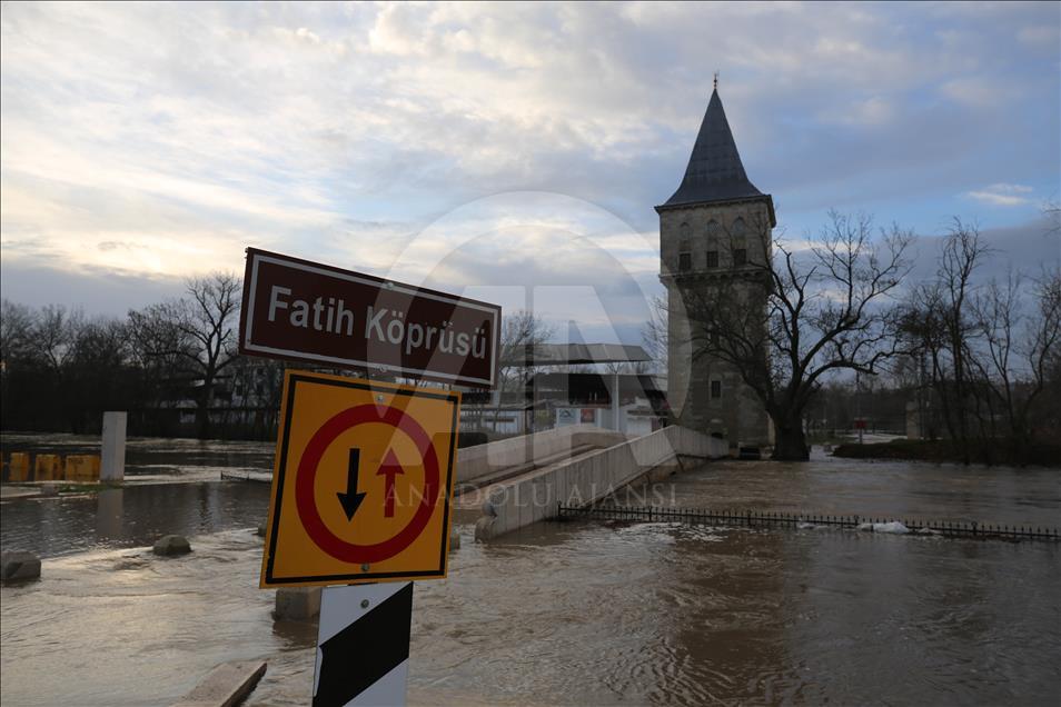 Er meydanı sular altında