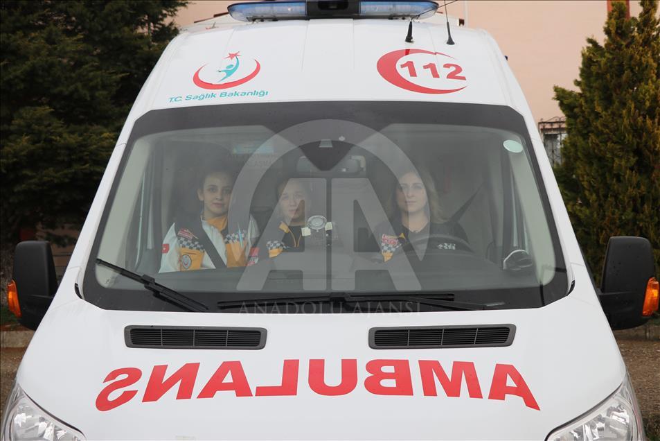 Kadın sağlık çalışanlarının zamanla yarışı

