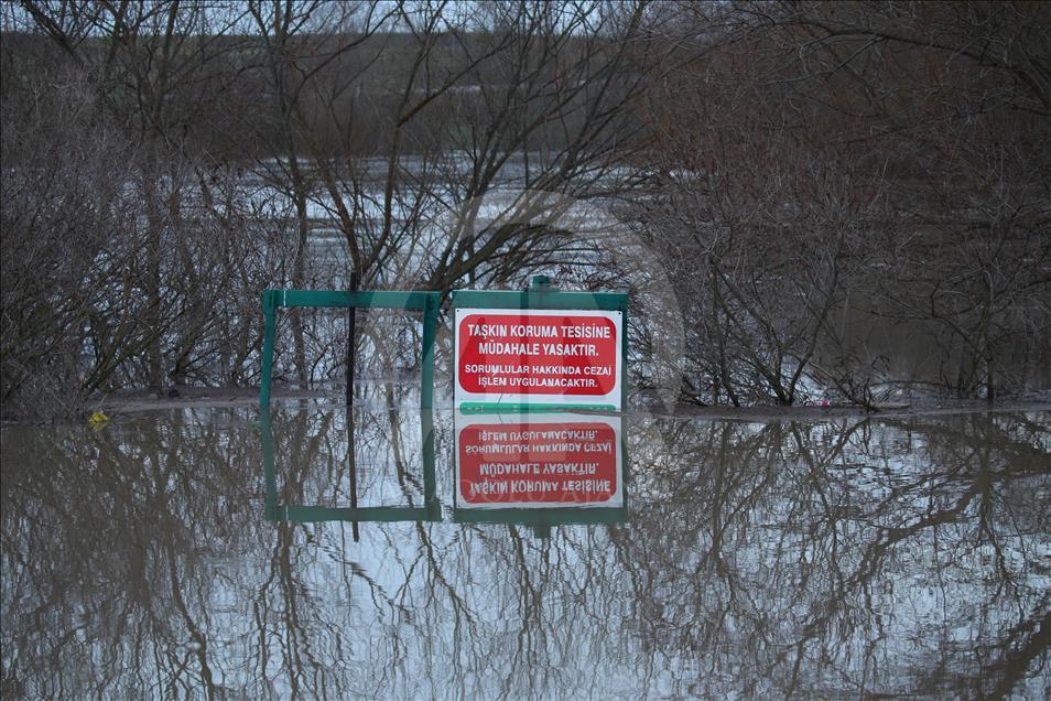 Er meydanı sular altında