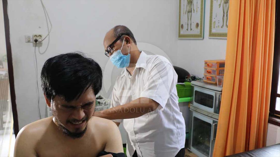 Indonesios fortalecen su sistema inmune con picaduras de abejas