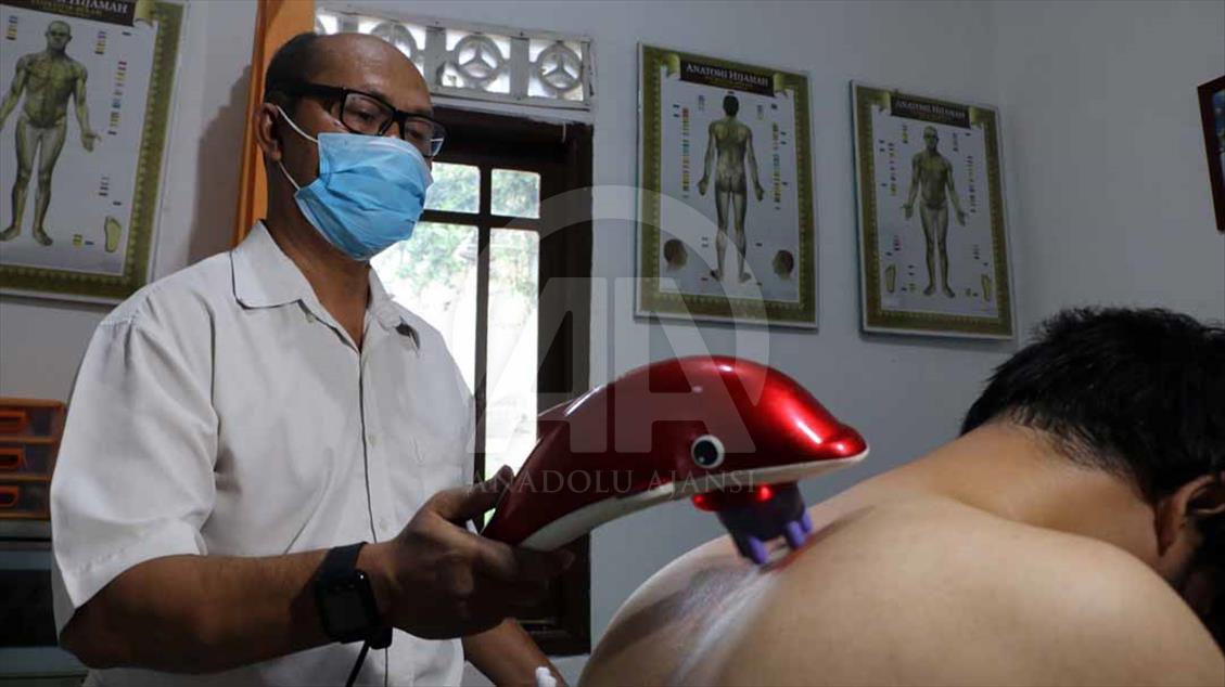 Indonesios fortalecen su sistema inmune con picaduras de abejas