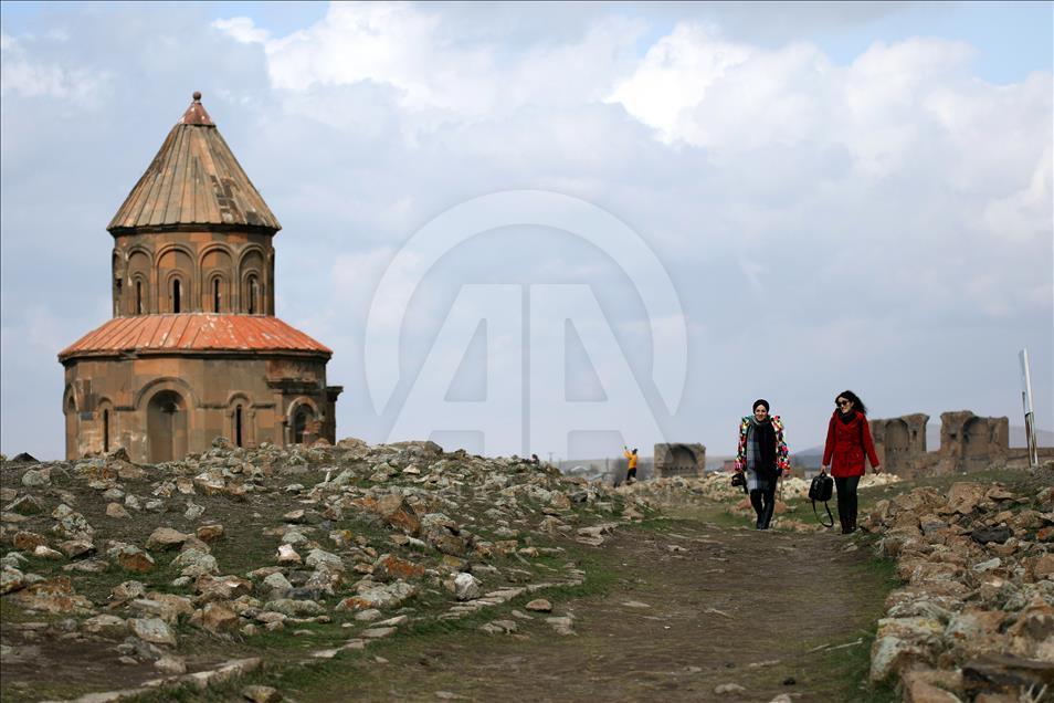Turistlerin gözdesi "Ani" her mevsim ayrı güzel