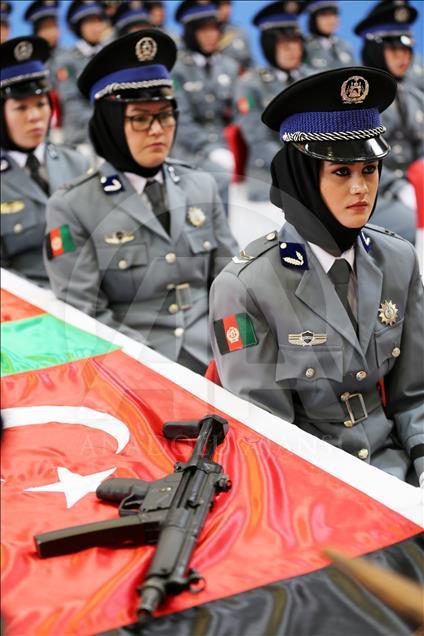 Afgan kadın polisler mezun oldu