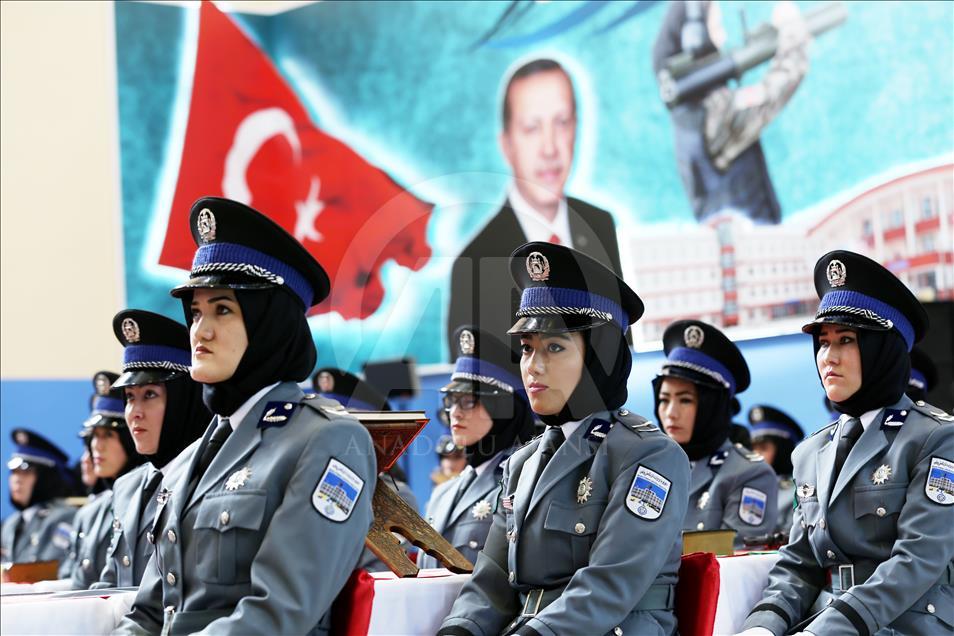 Afgan kadın polisler mezun oldu