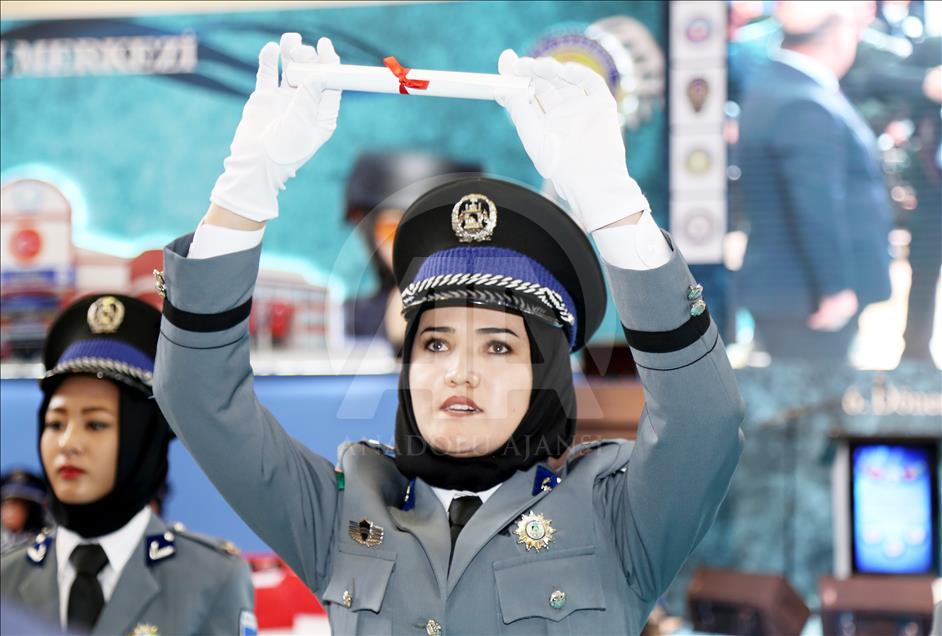 Afgan kadın polisler mezun oldu