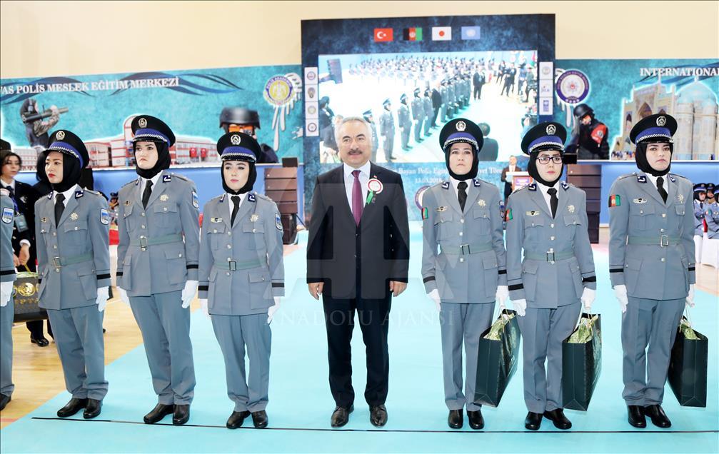 Afgan kadın polisler mezun oldu