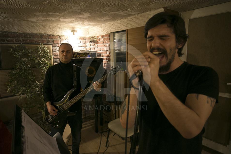 Neşter tutan eller, müziğe de hayat veriyor