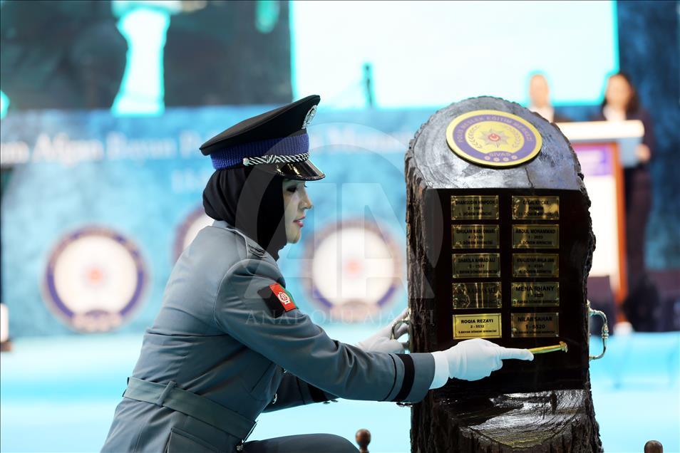 Afgan kadın polisler mezun oldu