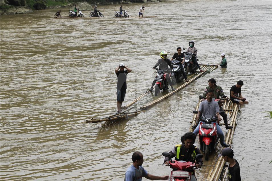 Ramai-ramai seberangkan motor di Sungai Cisadane