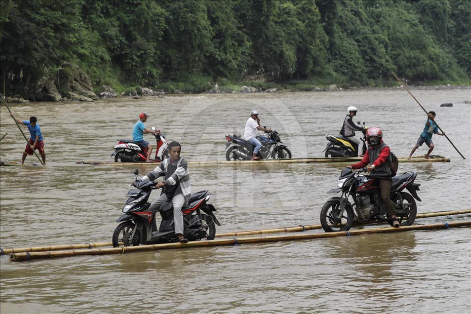 Ramai-ramai seberangkan motor di Sungai Cisadane