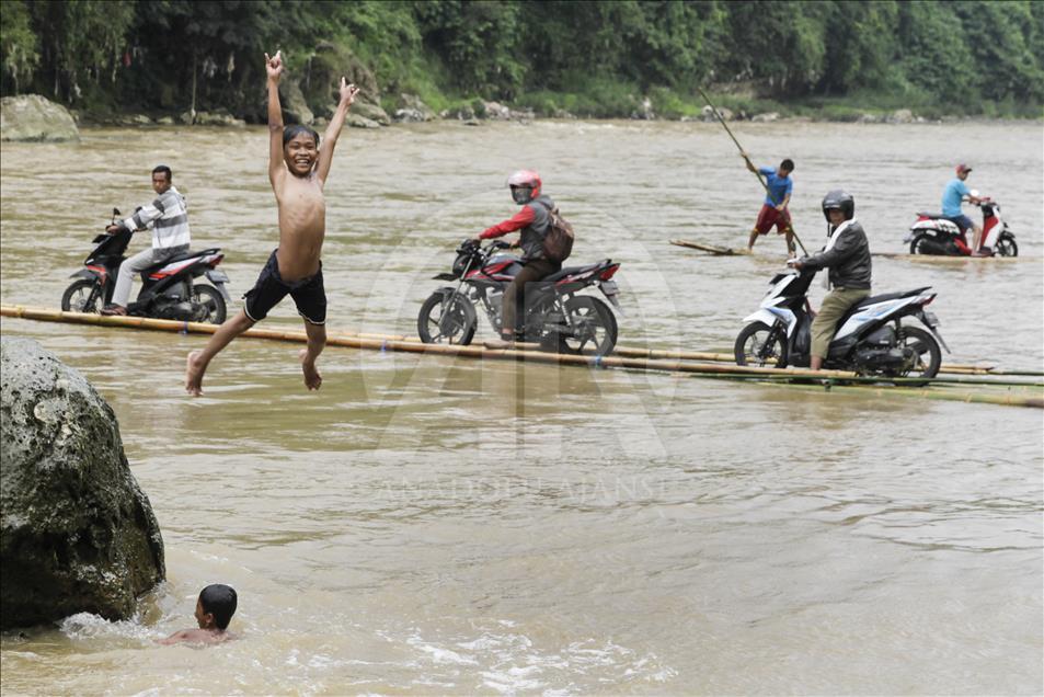 Ramai-ramai seberangkan motor di Sungai Cisadane