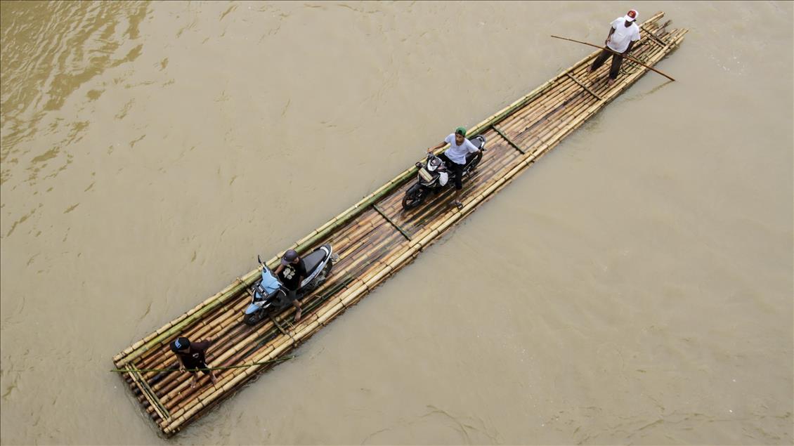 Ramai-ramai seberangkan motor di Sungai Cisadane