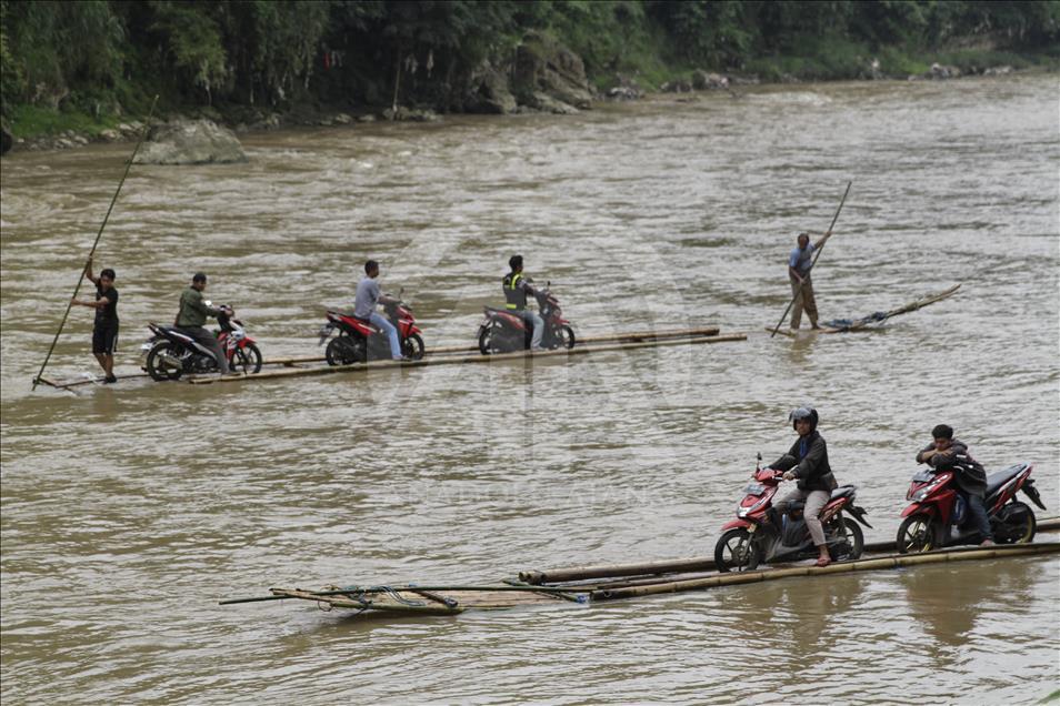 Ramai-ramai seberangkan motor di Sungai Cisadane