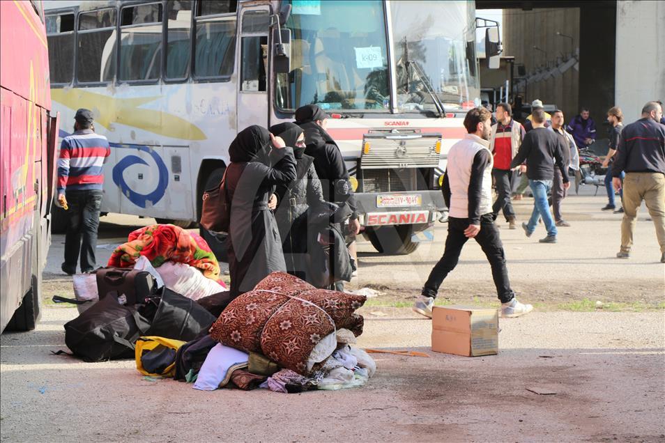 С юга Дамаска эвакуировано 1055 человек

