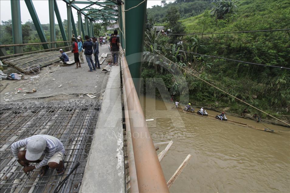Ramai-ramai seberangkan motor di Sungai Cisadane