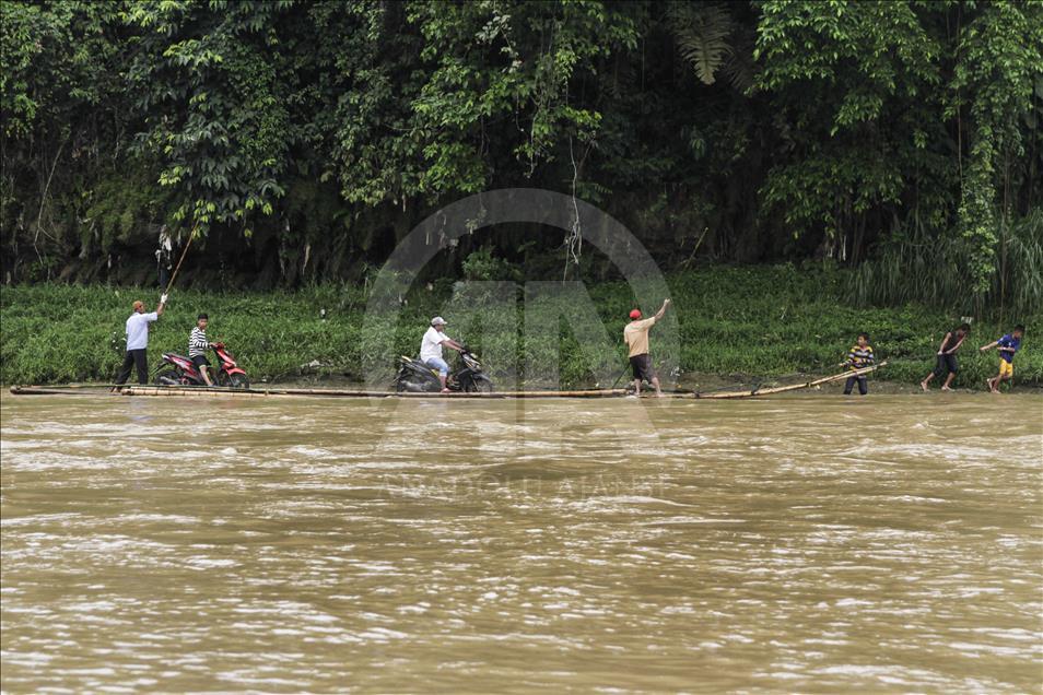 Ramai-ramai seberangkan motor di Sungai Cisadane