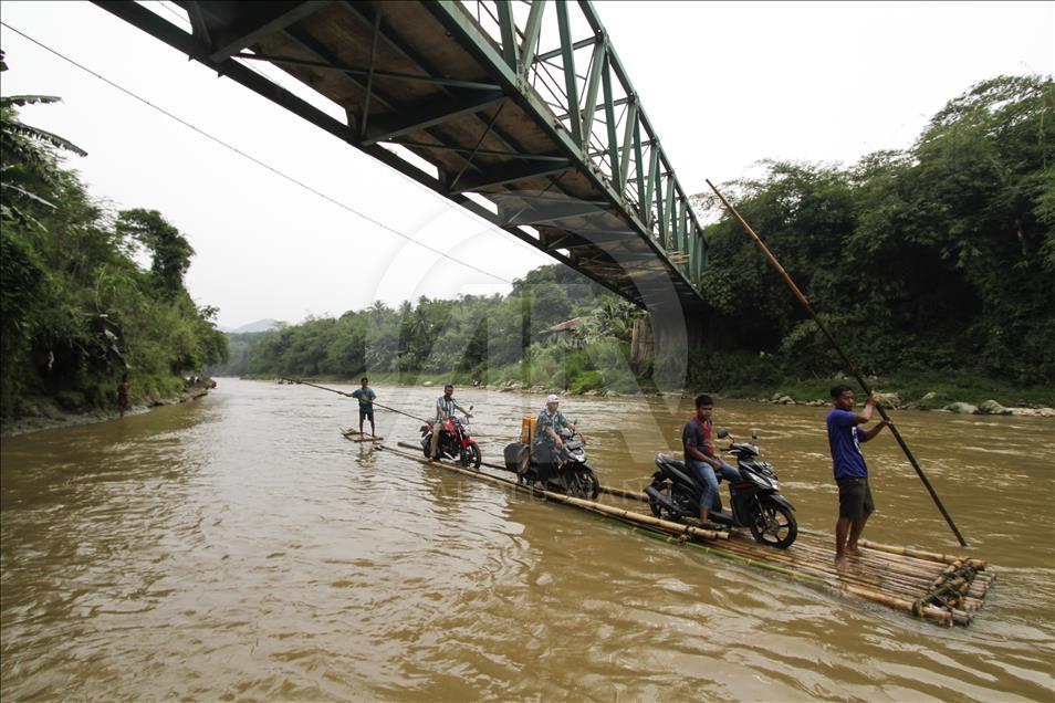 Ramai-ramai seberangkan motor di Sungai Cisadane