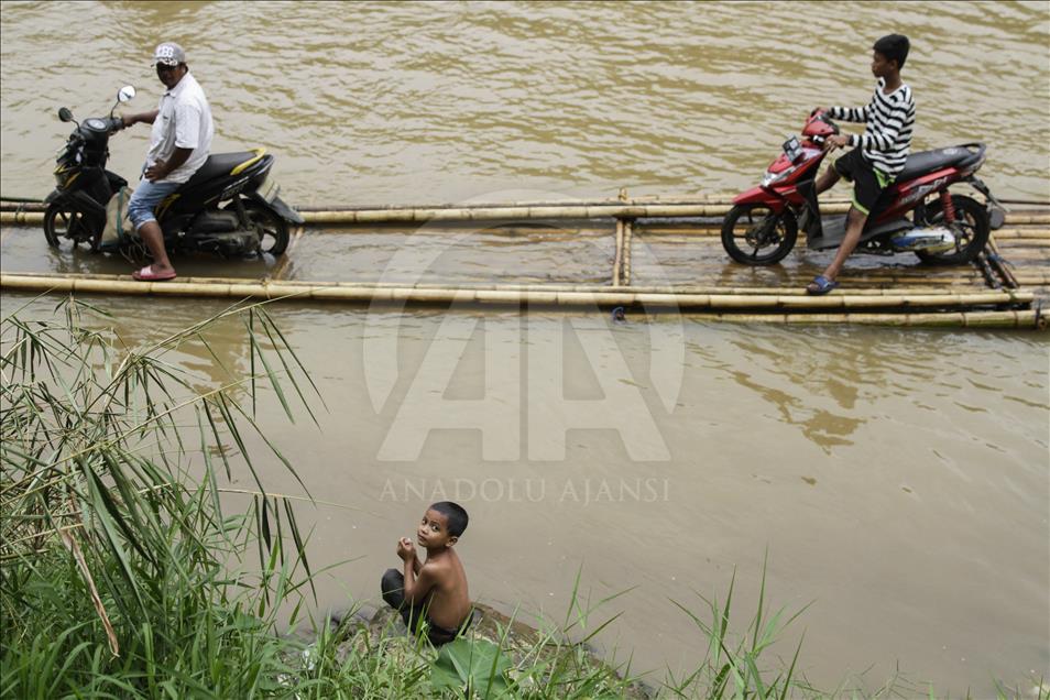 Ramai-ramai seberangkan motor di Sungai Cisadane