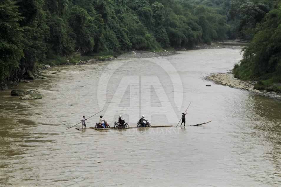 Ramai-ramai seberangkan motor di Sungai Cisadane