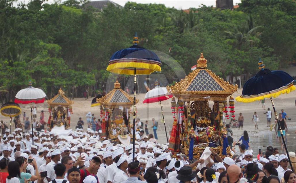 Melasti, la ceremonia para la purificación del alma en Indonesia