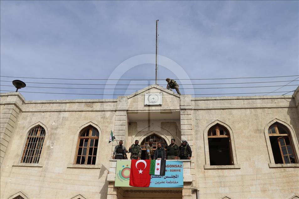 اهتزاز پرچم تركيه در مركز شهرستان عفرين