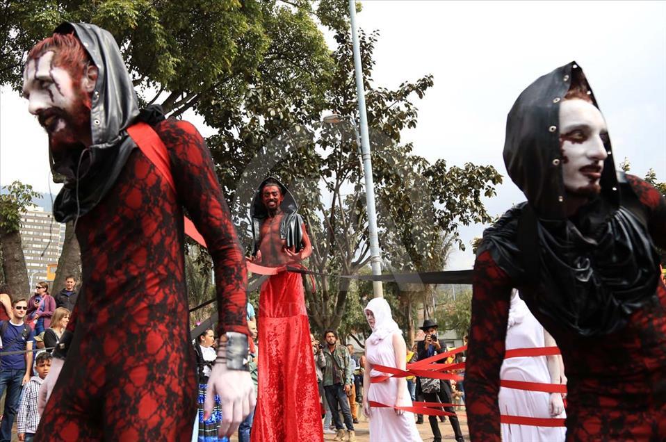 Así fue el desfile inaugural del Festival Iberoamericano de Teatro de Bogotá