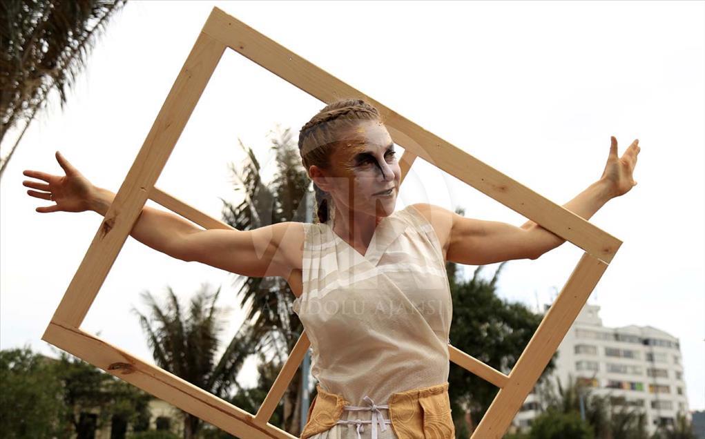 Así fue el desfile inaugural del Festival Iberoamericano de Teatro de Bogotá