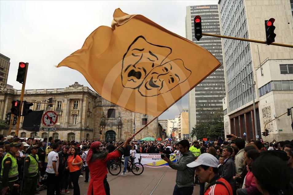 Así fue el desfile inaugural del Festival Iberoamericano de Teatro de Bogotá