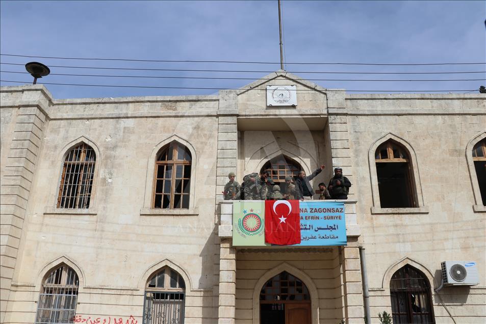 اهتزاز پرچم تركيه در مركز شهرستان عفرين
