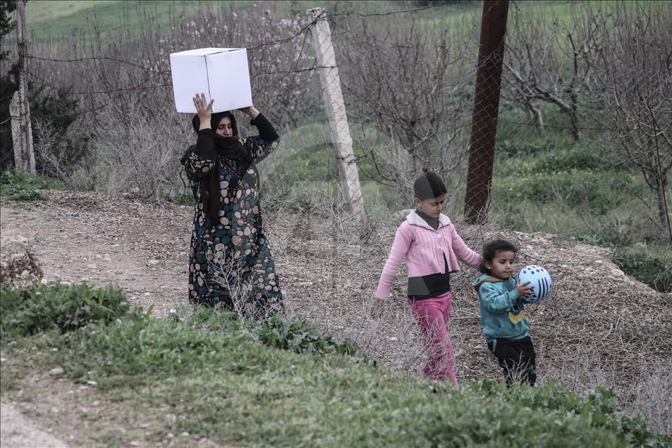 "أفاد" التركية تقدم مساعدات غذائية لأهالي قرى في عفرين
