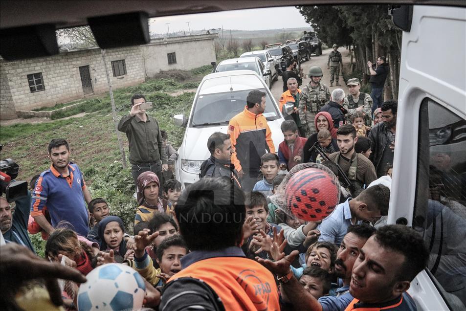"أفاد" التركية تقدم مساعدات غذائية لأهالي قرى في عفرين
