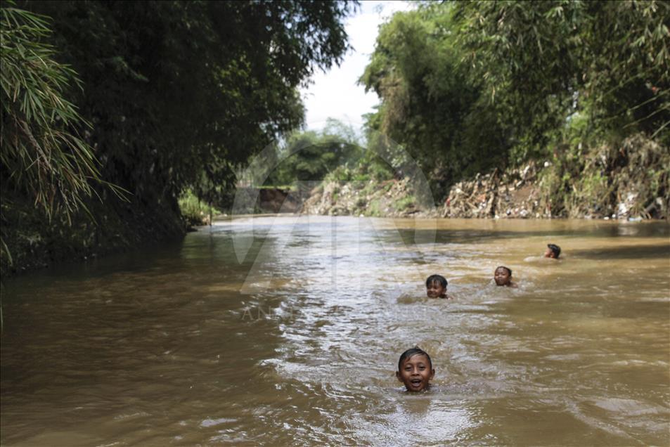 Kehidupan di bantaran Sungai Citarum
