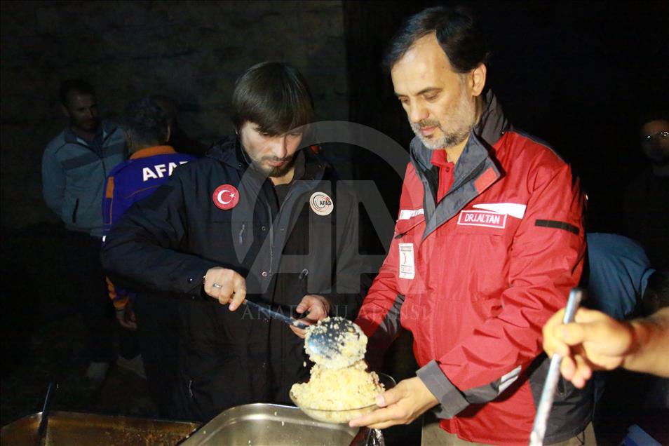 توزيع مساعدات غذائية تركية على الأهالي بريف عفرين
