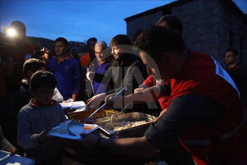 توزيع مساعدات غذائية تركية على الأهالي بريف عفرين

