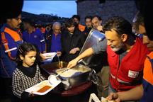 توزيع مساعدات غذائية تركية على الأهالي بريف عفرين