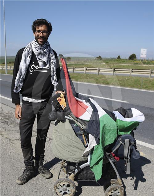 ناشط سويدي يصل إسطنبول في إطار رحلته مشيًا على الأقدام لفلسطين
