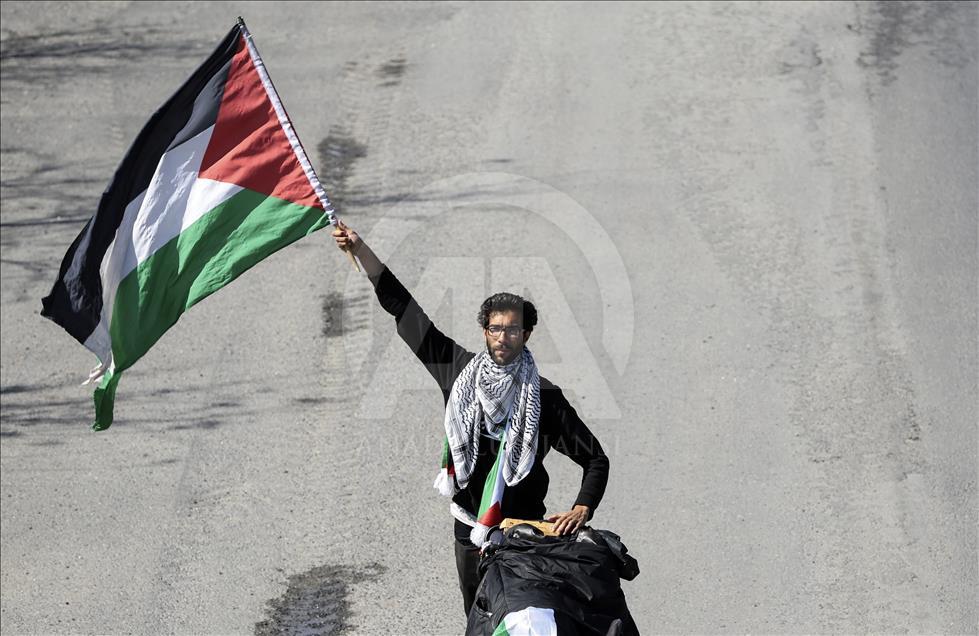 ناشط سويدي يصل إسطنبول في إطار رحلته مشيًا على الأقدام لفلسطين
