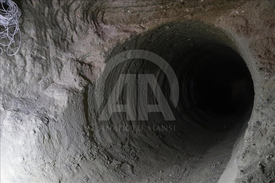 AA filmon tunelet e terroristëve në qendër të Afrinit
