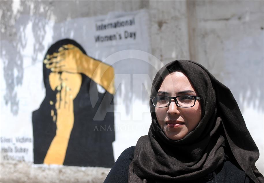 Artistja nga Jemeni tregon në "mure" tragjedinë e popullit

