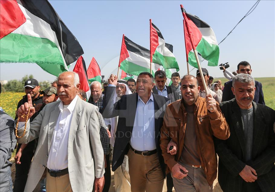 Filistinliler Gazze sınırına fidan dikti
