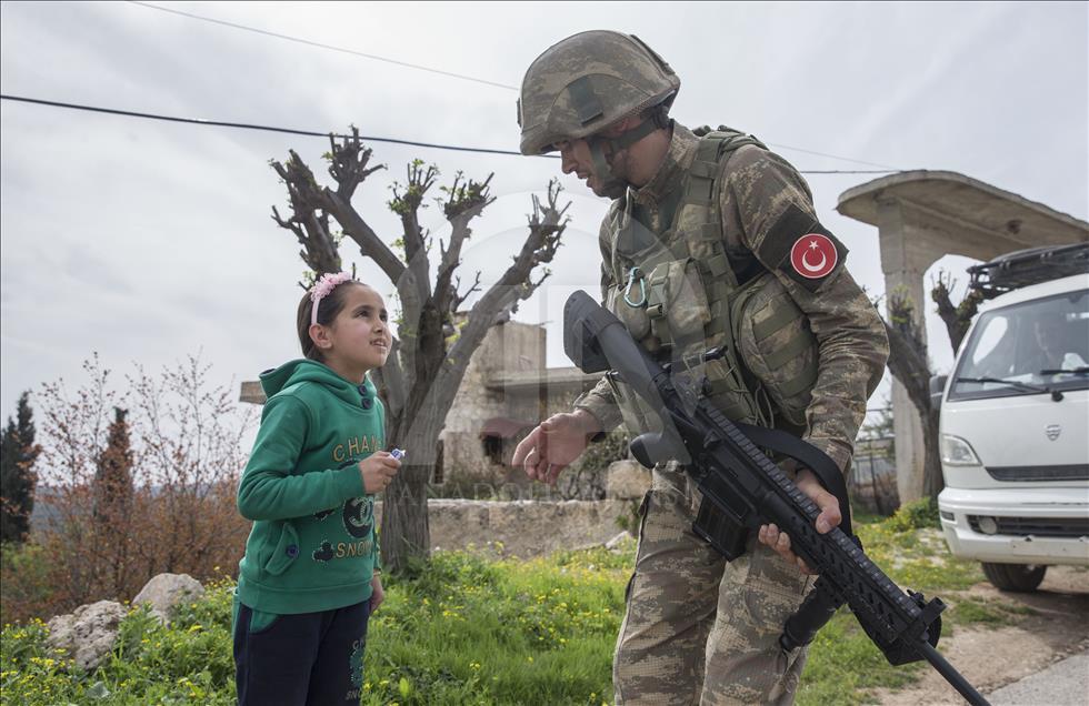 Pas çlirimit, banorët e Afrinit përshëndesin ushtarët e Turqisë
