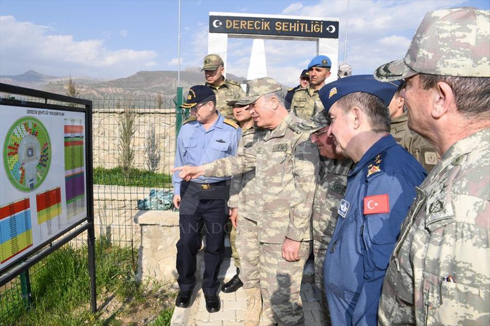 رئيس الأركان التركي يتفقد الوحدات على الحدود مع العراق
