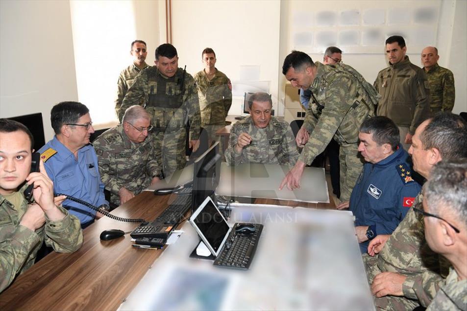 رئيس الأركان التركي يتفقد الوحدات على الحدود مع العراق

